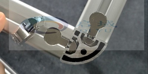 鋁型材框架立柱用圓弧型材如何進(jìn)行垂直連接？