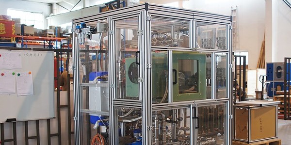 鋁型材外罩上會(huì)安裝門窗嗎？