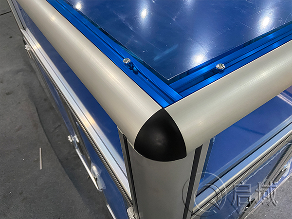 鋁型材框架藍色板材組裝細節