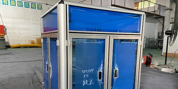 工業(yè)鋁型材框架上面安裝紅色藍(lán)色板材客戶案例