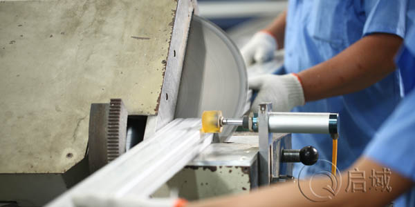 工業型鋁材鋸切